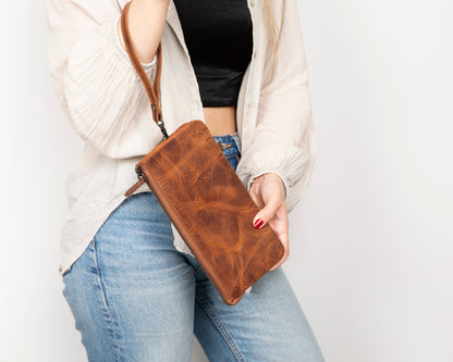 Maesta Leather Clutch Bag